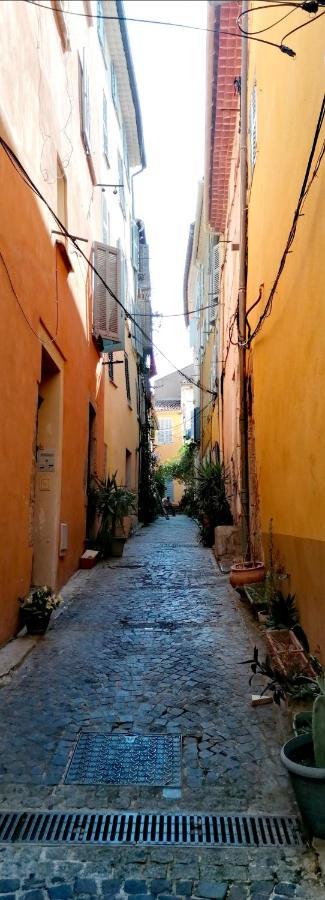 Beautiful Renovated Studio With View- Old Hyères Екстериор снимка